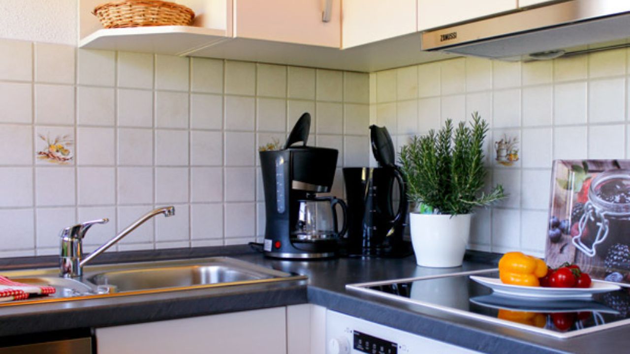 Kücheneinrichtung der Wohnung Flieder Kücheneinrichtung der Wohnung Flieder